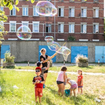 „Lato na podwórku” – projekt Fundacji Ładne Historie