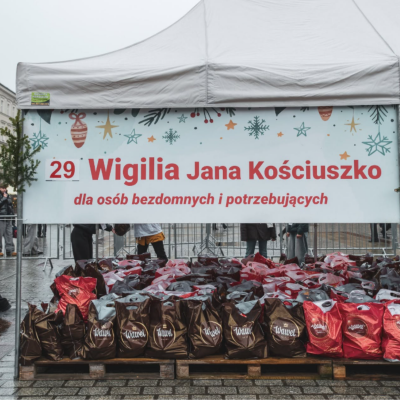 Blisko tona słodkości dla potrzebujących. Fundacja „Wawel z Rodziną” po raz 16. wsparła krakowską Wigilię na Rynku Głównym